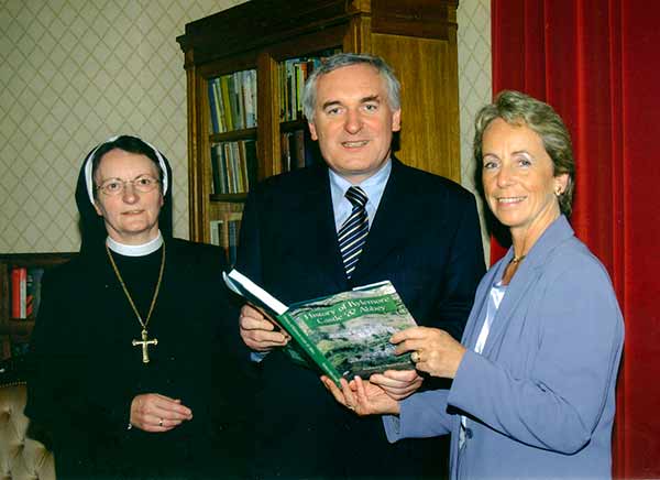 Mother Abbess Magdalena FitzGibbons, An Taoiseach, Mr Bertie Ahern, T.D., and Kathleen Villiers-Tuthill